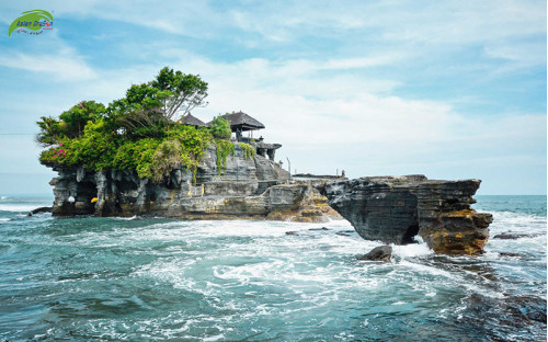 Tanah Lot - Ngôi đền nằm trọn trên khối đá giữa đại dương